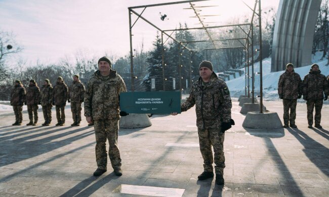 Артерії фронту в металі: у центрі Києва відкрили артінсталяцію «Дорога життя»