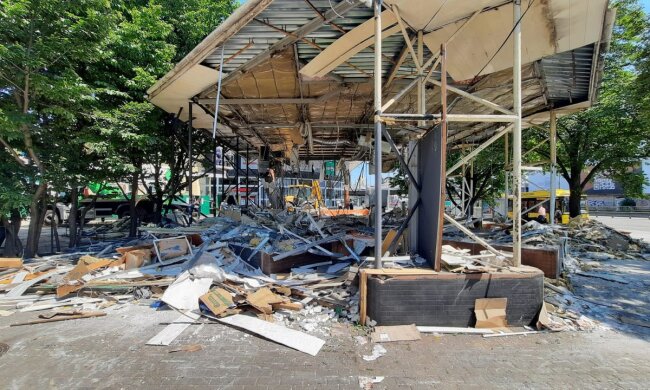 Біля станції метро «Шулявська» знесли МАФи, що стояли там незаконно більше 12 років