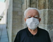 Вчені: маски можуть нашкодити людям похилого віку, що робити