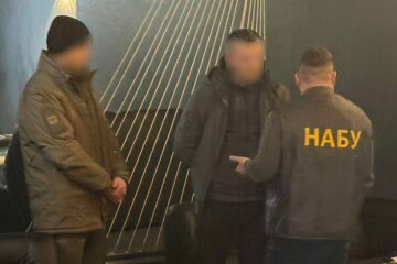 Спецоперація НАБУ: посадовця СБУ викрили на хабарі у $68 тисяч за фейкову «багатодітність»