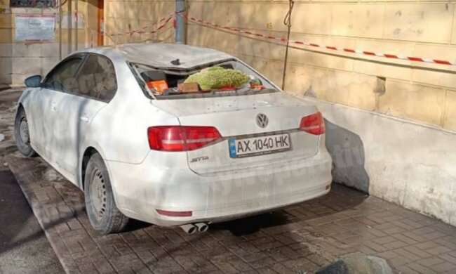 В Києві брила льоду пошкодила автомобіль