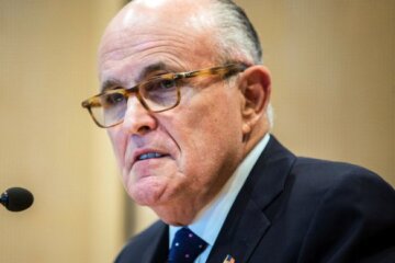 Свідки і компроментуючі документи можуть довести втручання України в вибори США