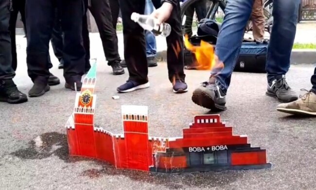 Біля російського посольства спалили картонний Кремль (відео)