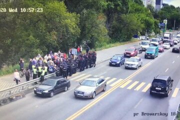 Поліція стримує мітингувальників на мосту Метро: рух відновлено (відео)