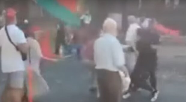 Біля посольства Білорусі у Києві противники Лукашенка побилися з його прихильниками (відео)
