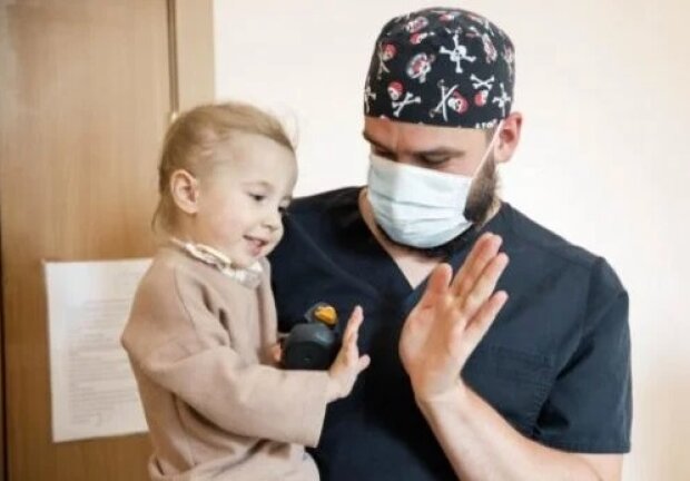 У Києві лікарі врятували дитину, у якої відмовили легені, серце та нирки
