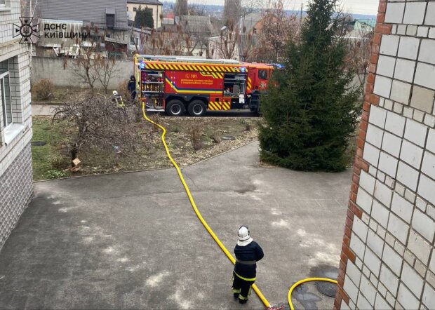 У Білій Церкві спалахнула роздягальня школи, причиною вважають павербанк