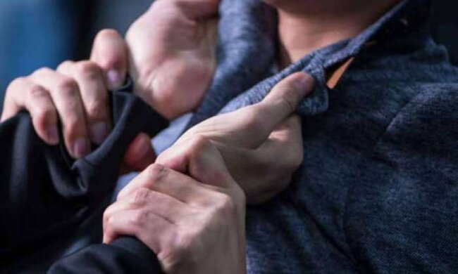 У Києві під час молитви священника чоловіки влаштували бійку (відео)