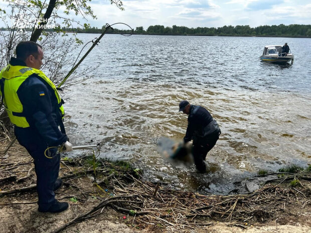 У Дніпровському районі Києва водолази дістали з води тіло жінки