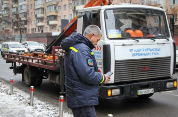 У Києві за неправильну парковку евакуювали машину члена родини Вакарчука