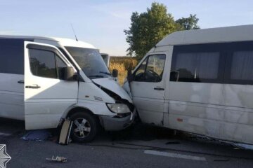 На трасі в Київській області ускладнено рух: масштабна аварія за участю чотирьох автівок