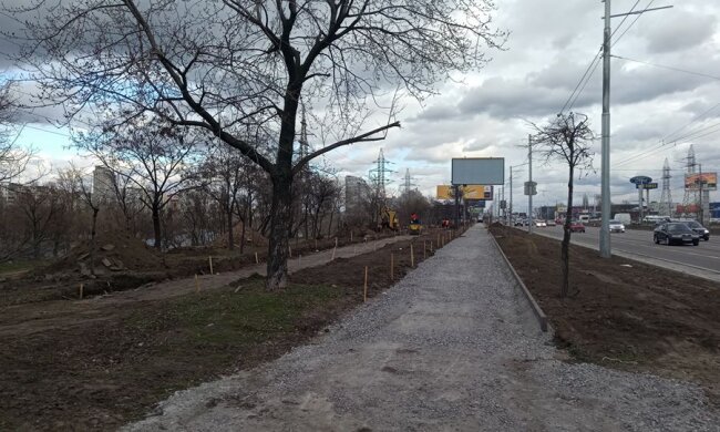 На проспекті Бандери облаштувують велодоріжки та тротуари