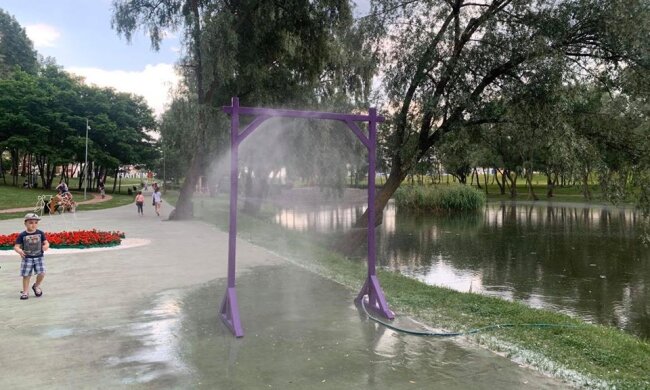 Душ на прогулянці: ще в трьох парках столиці встановили освіжаючі рамки (фото)