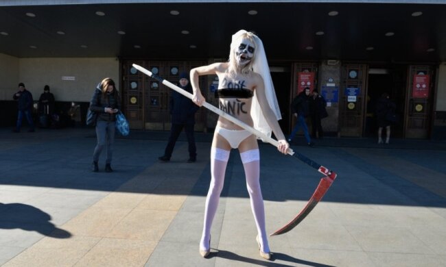 Психотерапевтичний ефект: активістка Femen прийшла з косою під залізничний вокзал Києва