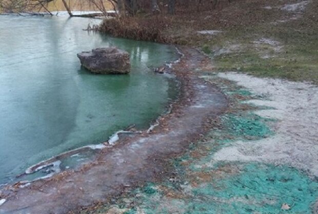 На Київщині озеро змінило колір