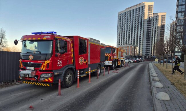 Вогонь у підземному паркінгу Києва: на Осокорках вщент згоріла автівка
