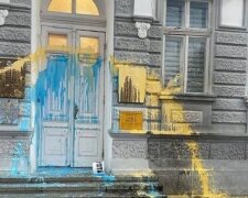 В Криму партизани розфарбували будівлю адміністрації Євпаторії в синьо-жовті кольори