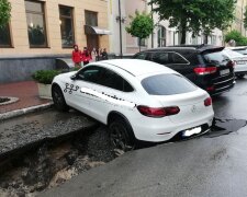 У центрі Києва машина провалилася під асфальт