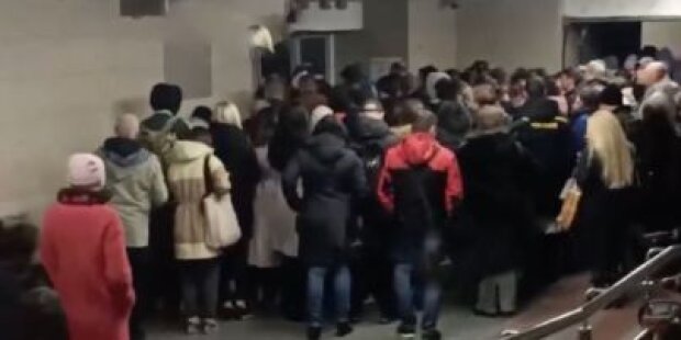 На столичній станції метро "Теремки" вранці утворився величезний натовп - у метрополітені пояснили причину