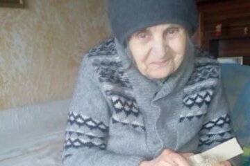 86-річна переселенка з Донеччини, яка знайшла прихисток на Київщині, робить окопні свічки для Захисників