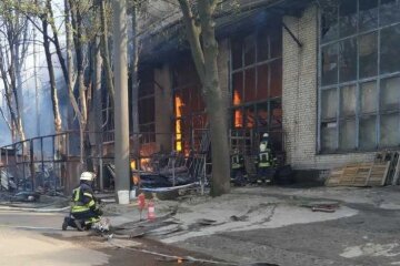 В Дарницькому районі масштабна пожежа: в гідрантах немає води
