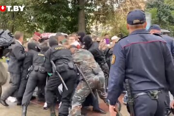 Масовий марш студентів у Мінську жорстко розігнали силовики, є затримані (відео)