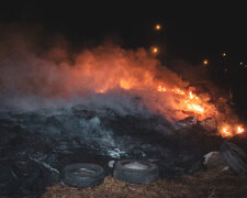 Троєщина в диму: вночі на Пухівській горіли шини