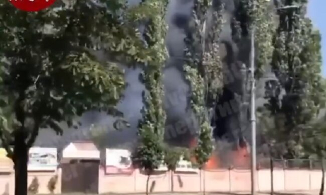 Чорний дим: на Повітрофлотському проспекті виникла сильна пожежа (відео)