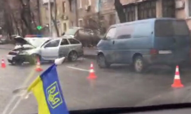 У Києві легковик відкинуло на 10 метрів після зіткнення з мікроавтобусом (відео)