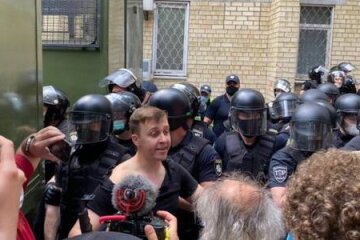 Під судом, де вирішують долю Стерненка, поліція побила депутата Голосу