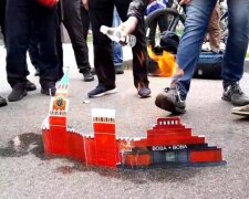 Біля російського посольства спалили картонний Кремль (відео)
