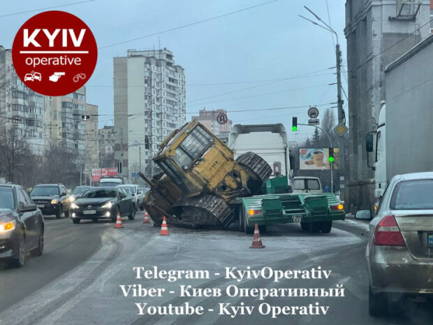 У Києві посеред дороги з вантажівки впав бульдозер