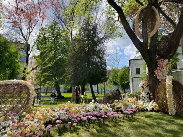 Неймовірну Великодню інсталяцію з квітів відкрили у Софії Київській
