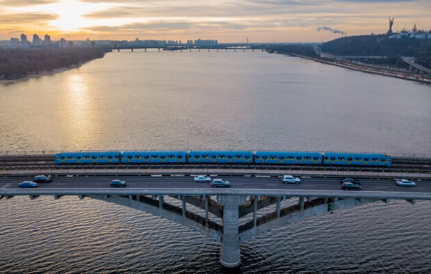У Києві на рік перекриють рух на мосту Метро