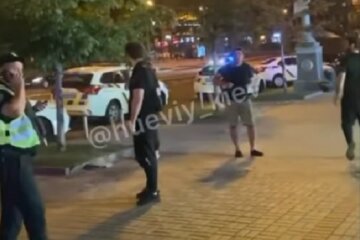 На Хрещатику невідомі влаштували масштабну бійку, внаслідок якої постраждали люди (відео)