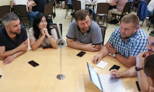 Порошенко про школу ЗЕдепутатів: Можна перетворити їх лише на підручних Чечетова