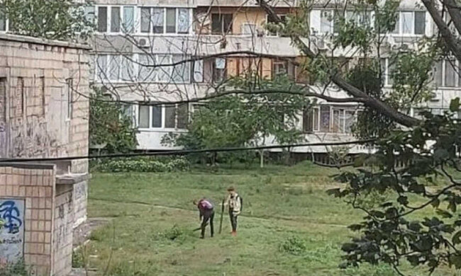У Києві на Дніпровській набережній школярі вбили голуба (відео)