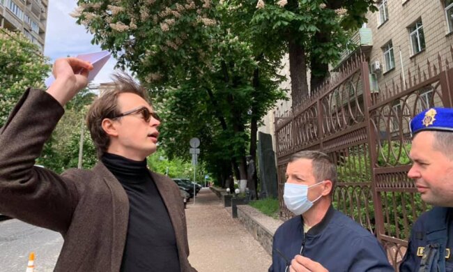 “Треба зупинити всі авіасполучення” – посольство Білорусі закидали літачками