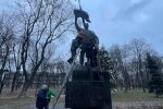 У Маріїнському парку демонтували пам’ятник учасникам антиукраїнського Січневого заколоту