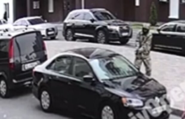 Під Києвом невідомий обстріляв авто з дитиною в салоні, є поранений (відео)