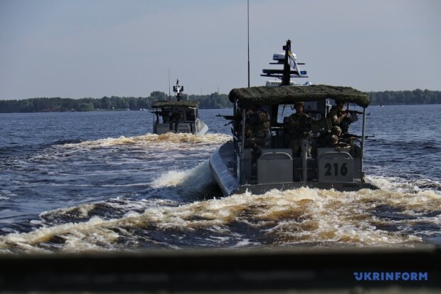 На Київському водосховищі військові тренувалися відбивати атаку диверсантів