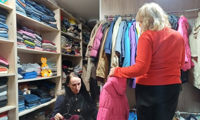 У Києві працюють "банки одягу", в яких всі охочі можуть взяти теплі речі — адреси