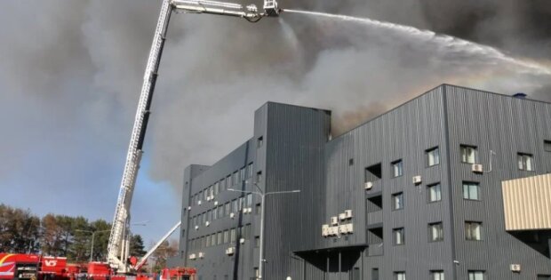 2300 квадратних метрів у вогні: у Харкові окупанти знищили торговий центр