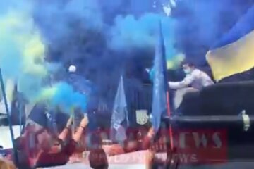 Величезна пробка: мітингувальники перекрили Повітрофлотський проспект (відео)