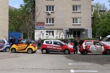 Машини з піцею проти комунальників: в Києві не дали демонтувати МАФ