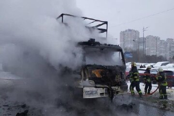 У Києві палаючу вантажівку гасили 15 людей