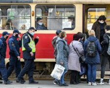 У київський транспорт вимагають пускати не тільки через передні двері
