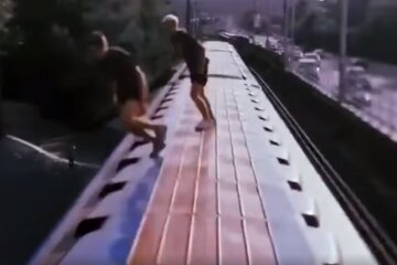 Двоє хлопців стрибнули в Дніпро з даху вагона метро (відео)