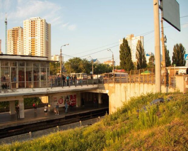 Біля станції столичного метро знайшли труп чоловіка