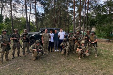 Столичні волонтери та депутати передали для військових тероборони необхідні пікапи